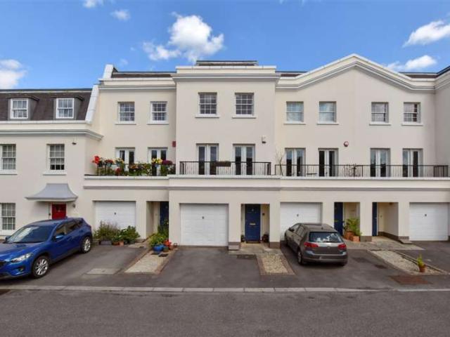 Townhouse for sale in Arundel, Clapham