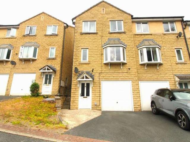 Townhouse for rent in Longwood, West Yorkshire
