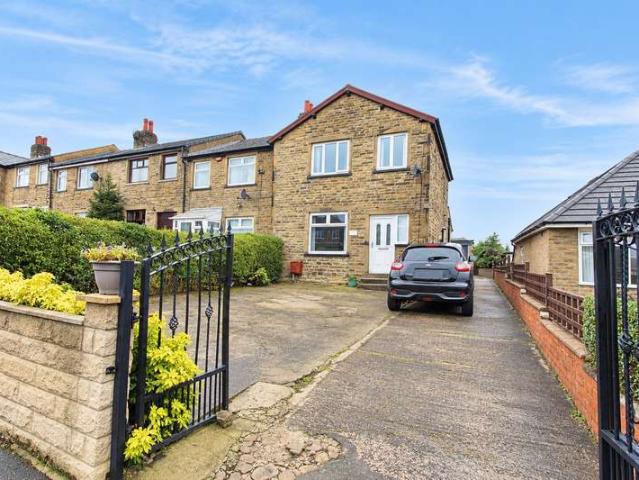 Townhouse for sale in Farsley, Leeds