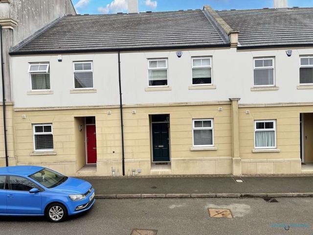 Townhouse for sale in Dickens Heath, West Midlands