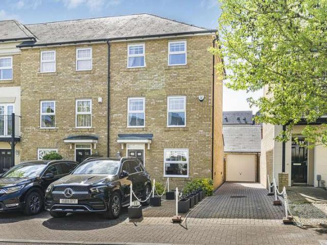Townhouse for sale in Greater London