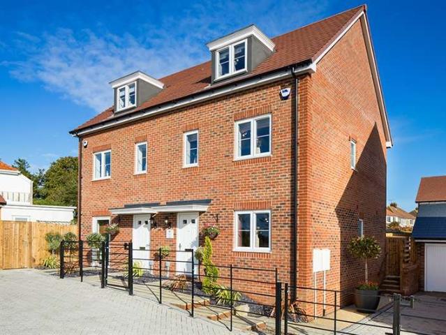 Townhouse for sale in Mill Hill, Ash