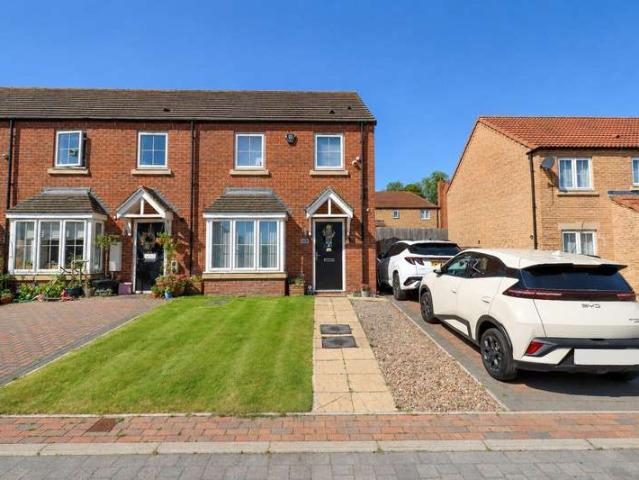 Townhouse for sale in Pinders Heath, West Yorkshire