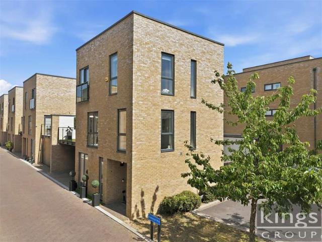 Townhouse for sale in Harlow, Essex