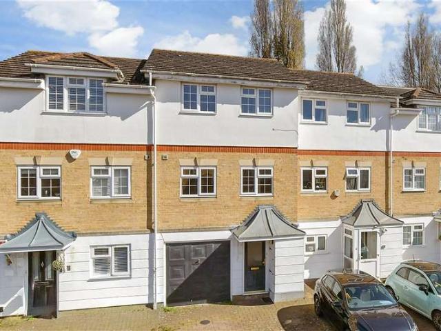 Townhouse for sale in Greater London