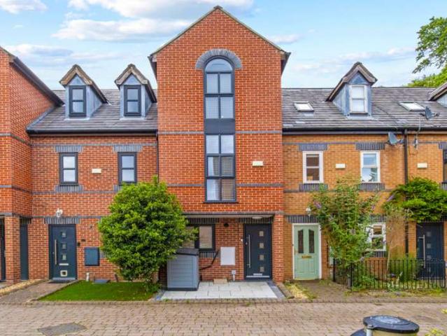 Townhouse for sale in Woolton, Calderstones