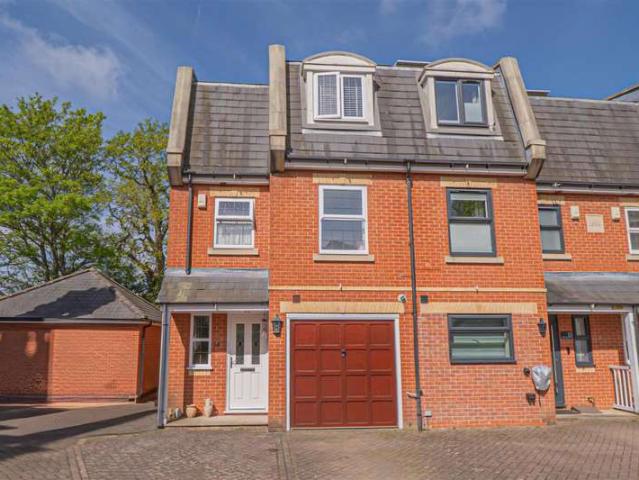 Townhouse for sale in Elmdon, West Midlands