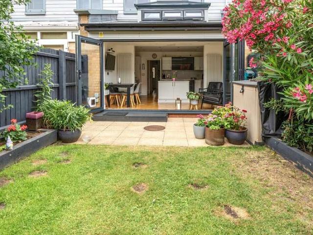 Townhouse for sale in Key Street, Suffolk
