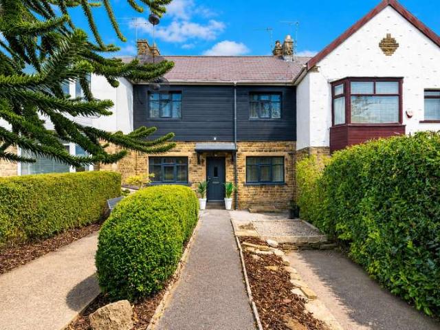 Townhouse for sale in Greengates, West Yorkshire