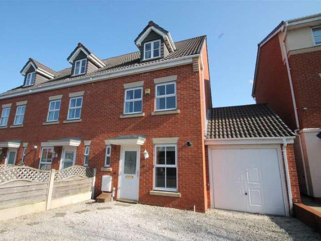 Townhouse for sale in Plant's Green, Fold Hill
