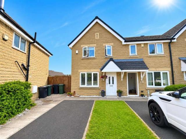 Townhouse for sale in Greengates, West Yorkshire