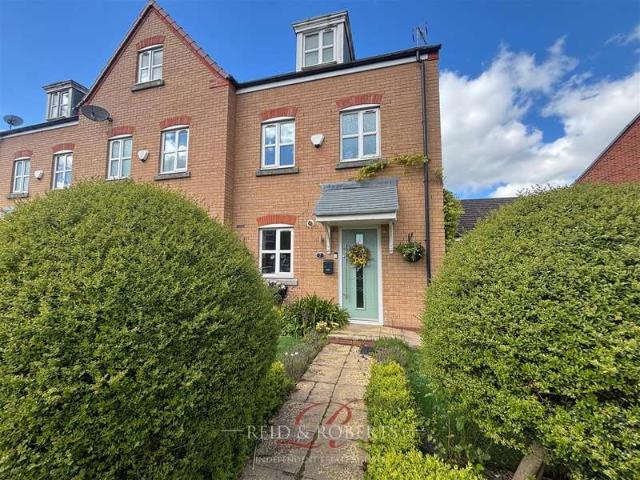 Townhouse for sale in Tanyfron, Wales