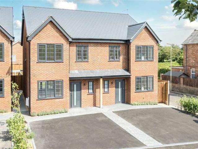 Townhouse for sale in Farnborough, Hampshire
