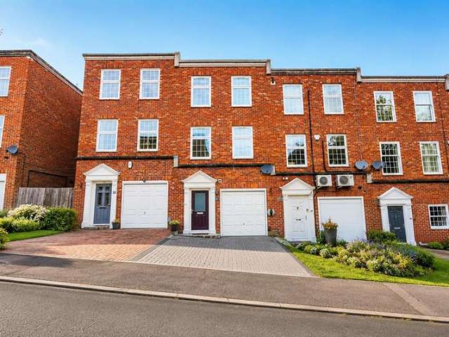Townhouse for rent in Ivy Chimneys, Epping