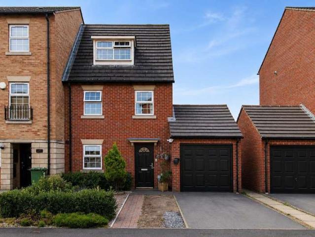 Townhouse for sale in West Yorkshire