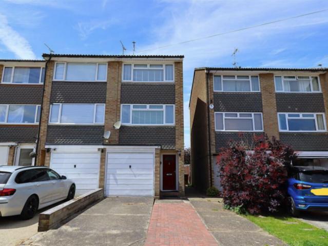 Townhouse for rent in Rainham, Kent