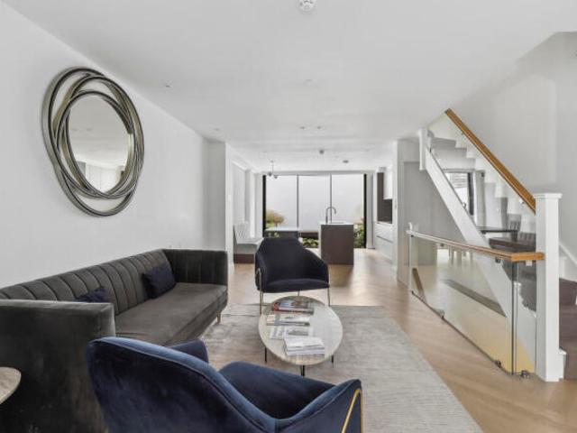 Townhouse for rent in Cat Hill, England