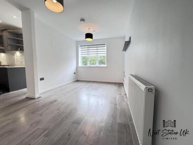 Townhouse for rent in Reddish, Greater Manchester