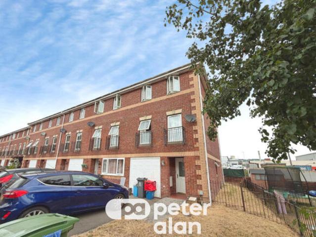Townhouse for rent in Brackenfield, East Midlands