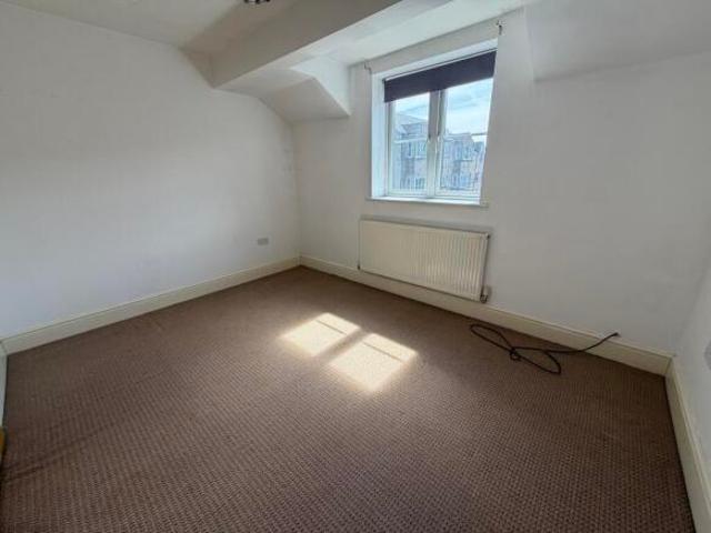 Townhouse for rent in Queensbury, West Yorkshire