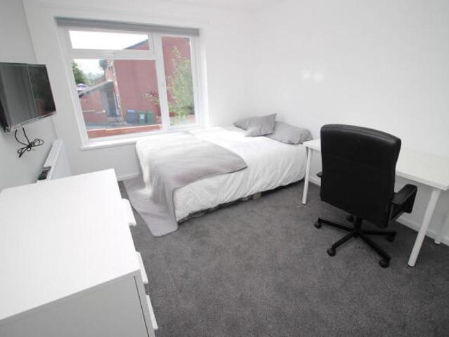 Townhouse for rent in Hyde Park, West Yorkshire