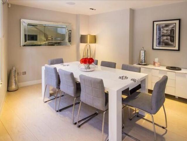 Townhouse for rent in Camden Town, Greater London