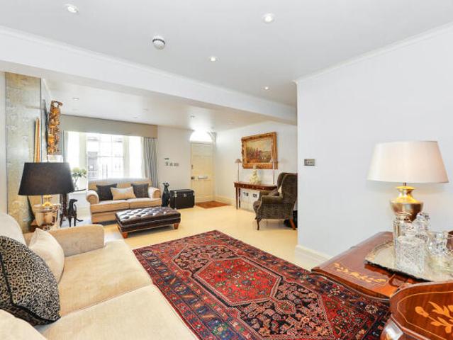 Townhouse for rent in Lyons, Greater London