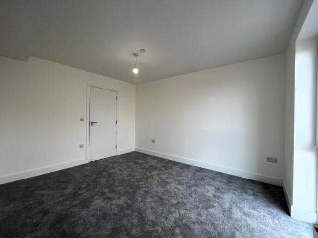 Townhouse for rent in Fole, Surrey