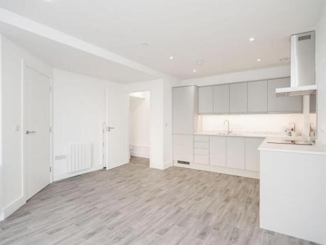Townhouse for rent in Fole, Surrey