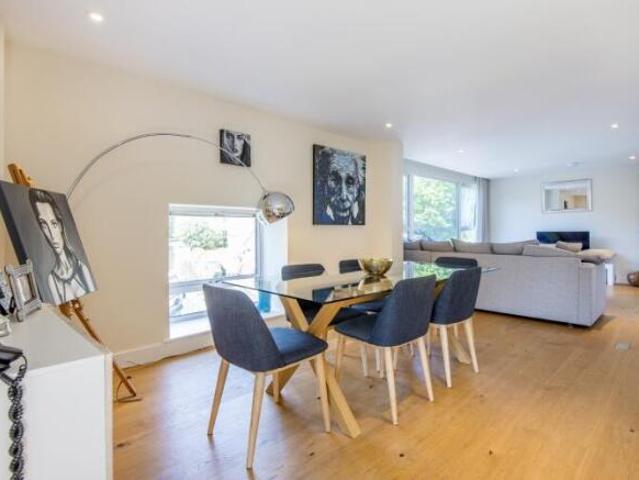 Townhouse for rent in The Slade, Oxfordshire