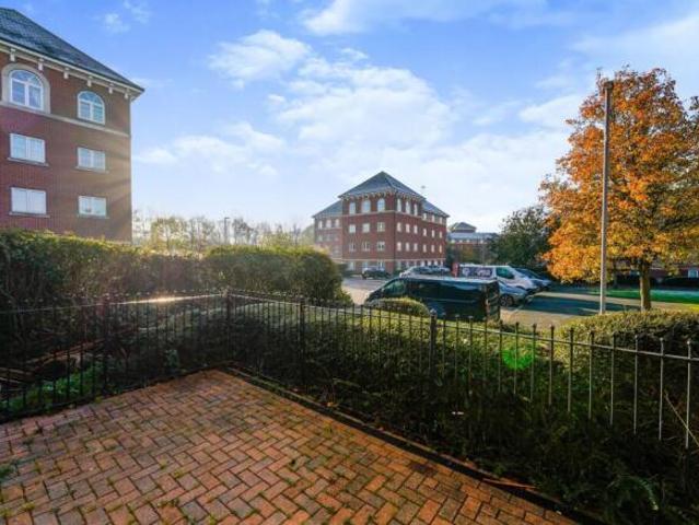 Townhouse for rent in Swindon, England