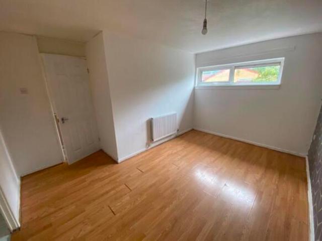 Townhouse for rent in South Lane, West Yorkshire