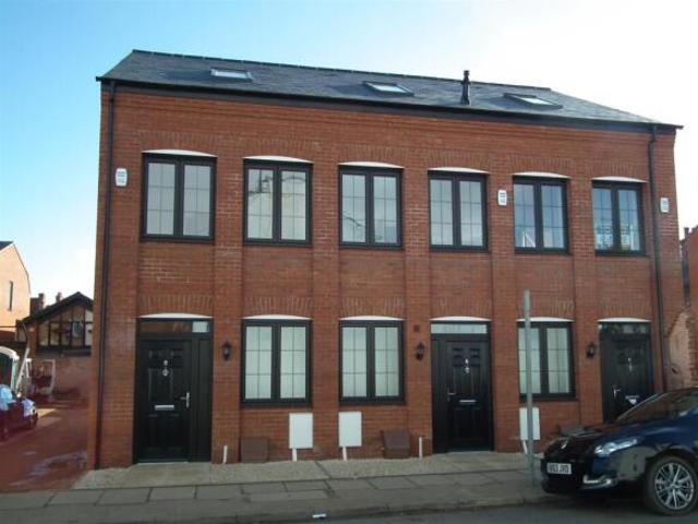 Townhouse for rent in Northampton, Northamptonshire