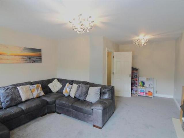 Townhouse for rent in Huddersfield, West Yorkshire