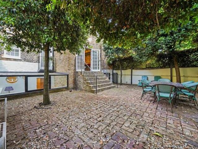 Townhouse for rent in Kensington, Calderstones