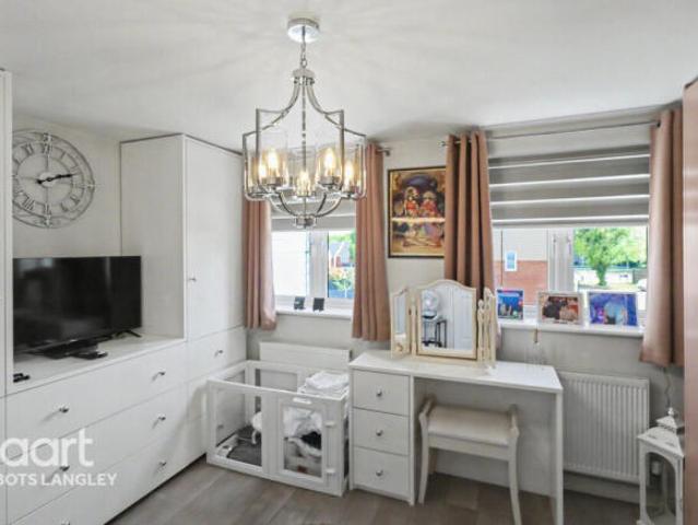 Townhouse for sale in North Watford, Hertfordshire