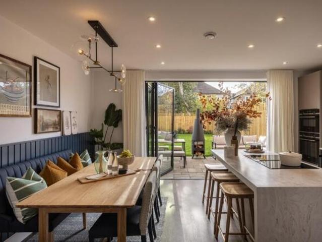 Townhouse for sale in Twickenham, Greater London