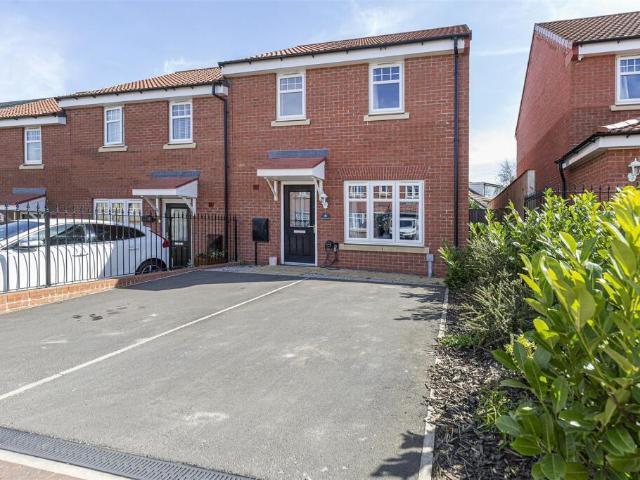 Townhouse for sale in Fixby, Kirklees