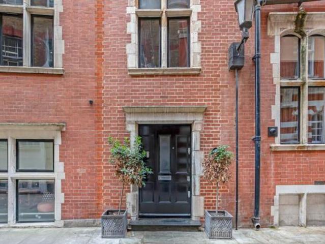 Townhouse for sale in Westminster, Greater London