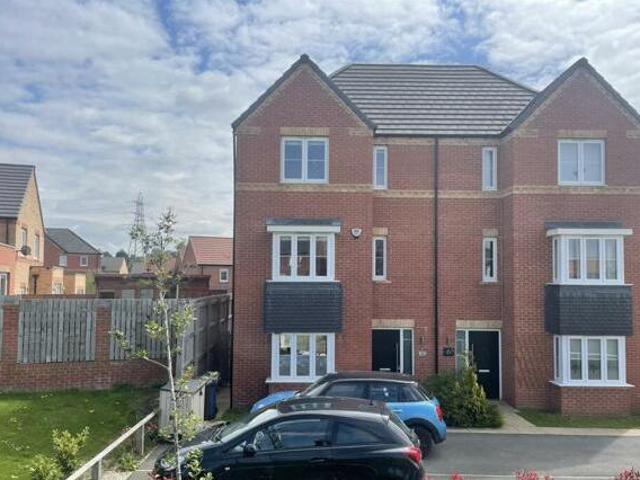 House for sale in Mapplewell, South Yorkshire