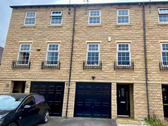 Townhouse for sale in Huddersfield, West Yorkshire