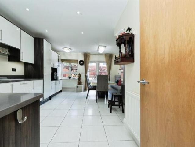 Townhouse for sale in North Watford, Hertfordshire