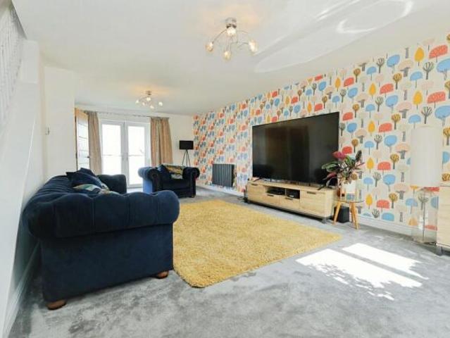 Townhouse for sale in Pudsey, West Yorkshire