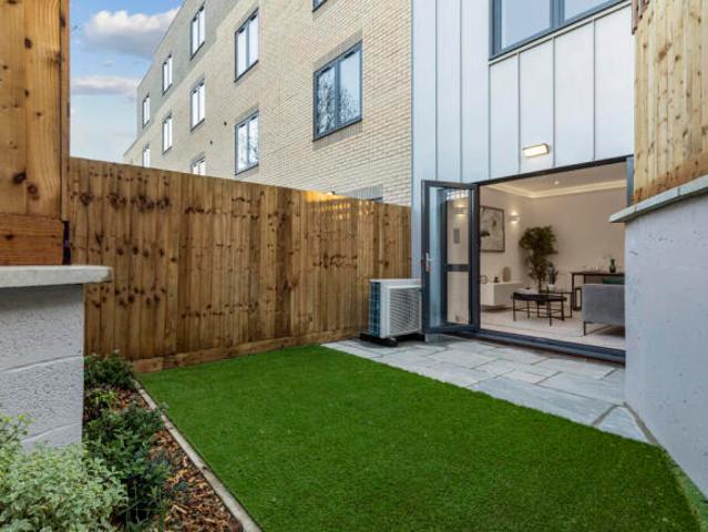 Townhouse for sale in Little Stanmore, Greater London