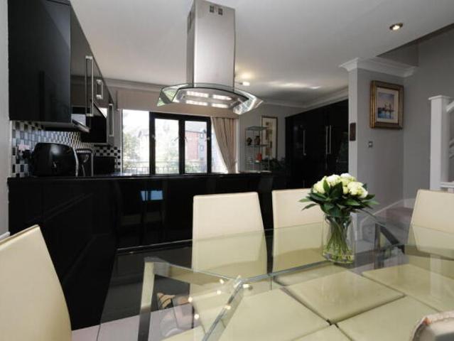 Townhouse for sale in Calderstones