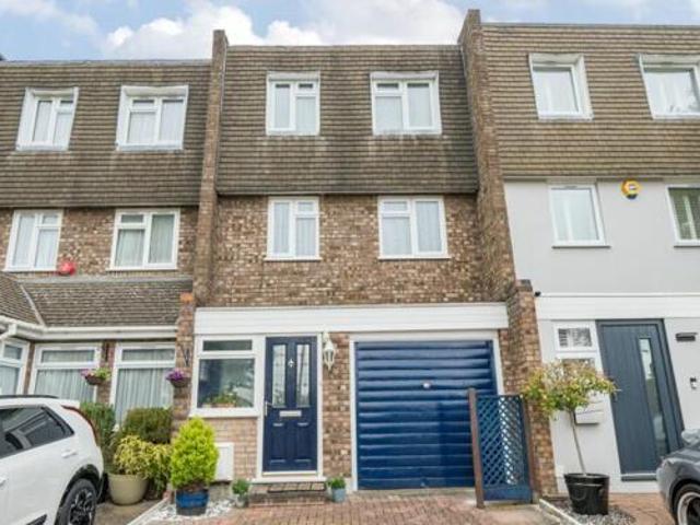 House for sale in Little Stanmore, Greater London