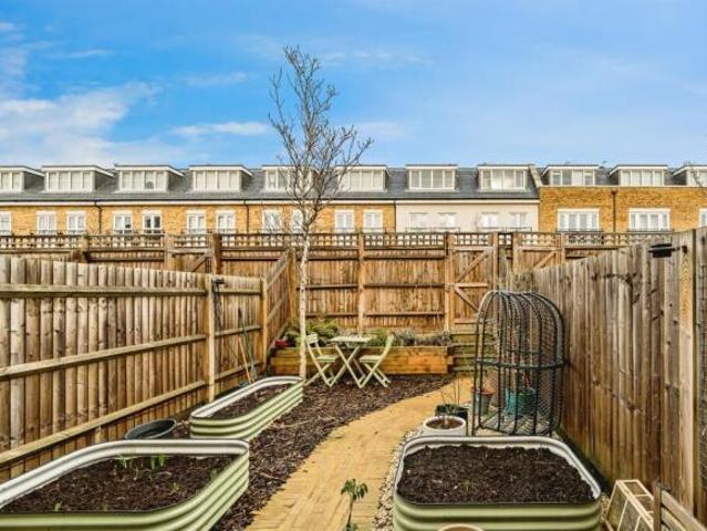 Townhouse for sale in Burnham, Swallow