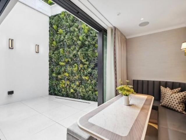 Townhouse for sale in Cat Hill