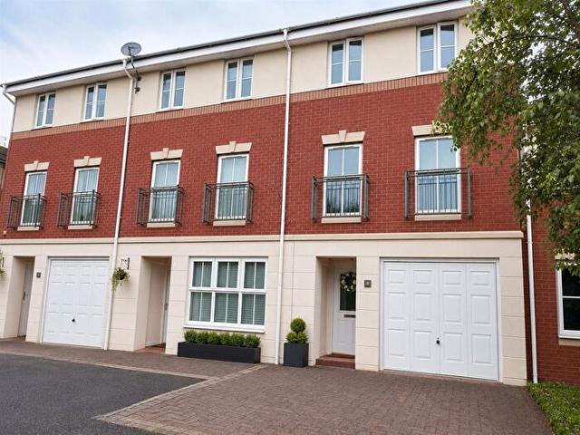 Apartment for rent in Bryncae, Wales