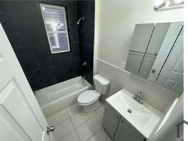 Townhouse for rent in Newark